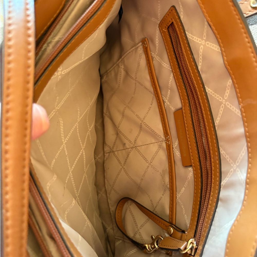 Michael Kors purse like new - Picture 6 of 9